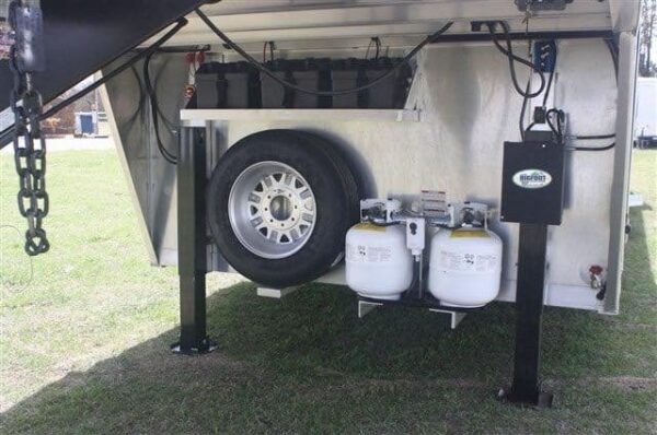 2019 Lakota Charger 4 Horse LQ with 15' Short Wall - Image 4