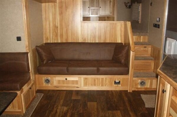 2019 Lakota Charger 4 Horse LQ with 15' Short Wall - Image 17